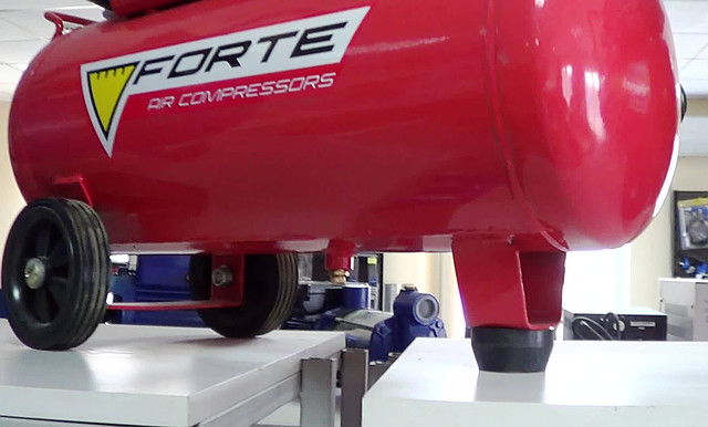 Поршневий компресор Forte FL 25 ― колеса й опора