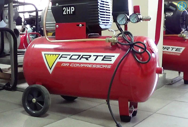 Поршневой компрессор Forte FL 50 (200 л/мин., ресивер 50 литров)