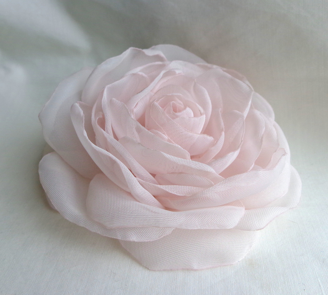 Брошка квітка з тканини ручної роботи Світло-рожева чайна троянда -купити - в інтернет-магазині AnnaRose