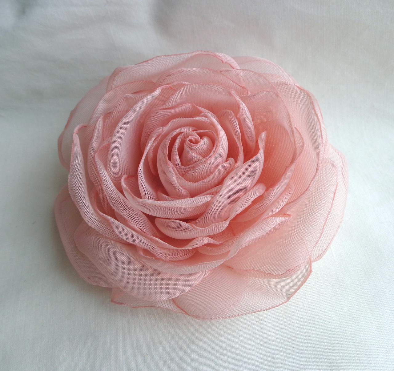 Брошка квітка з тканини ручної роботи кармінові чайна троянда -купіть- в інтернет-магазині AnnaRose