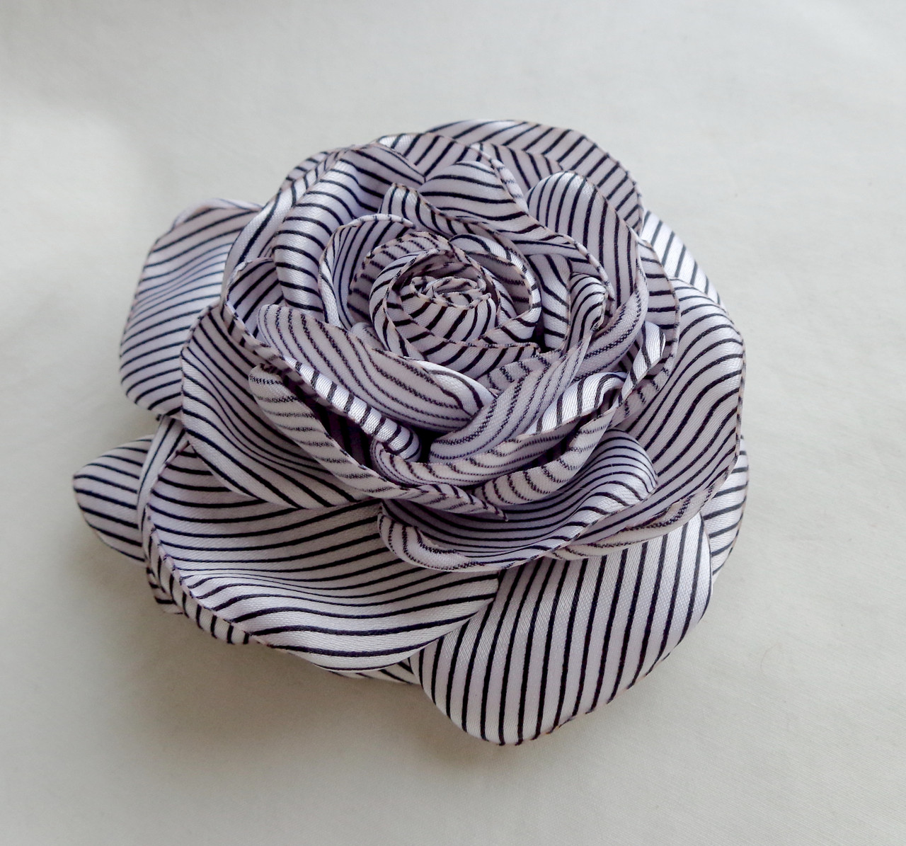 Брошка квітка з тканини ручної роботи "Роза Смугасте Чудо" -купити-в інтернет-магазині AnnaRose