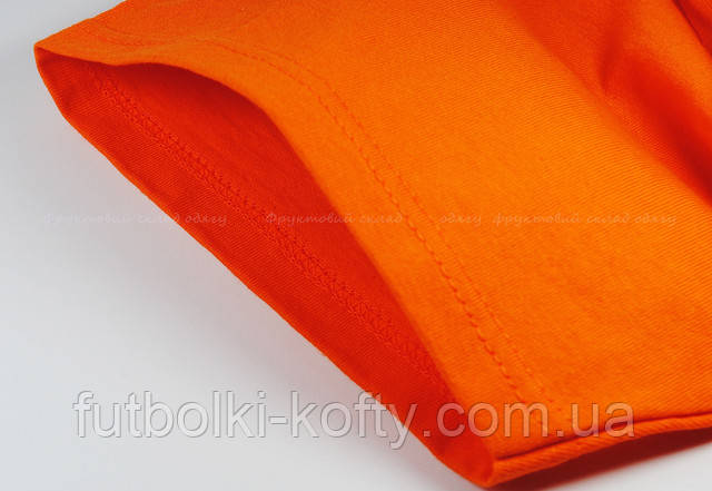 Оранжевая мужская футболка с V-вырезом