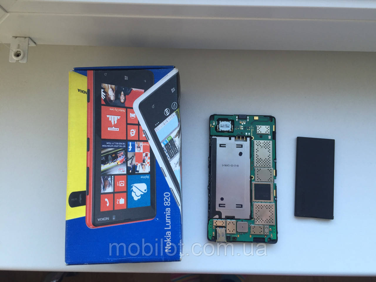 Мобильный телефон Nokia Lumia 820 (TZ-1641) На запчасти