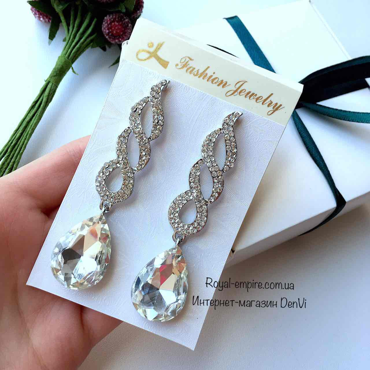 

Нарядные серьги "Латифа" белые, в красивой упаковке.