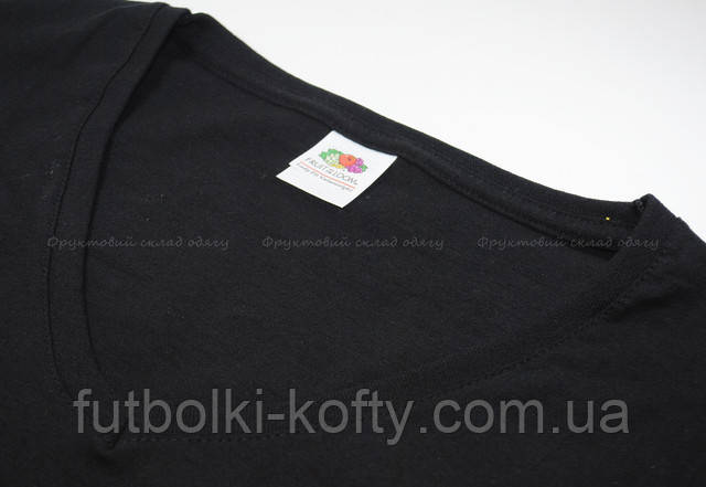 Чёрная женская футболка с V-образным вырезом