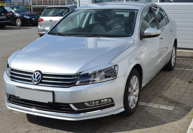 

.Накладка переднего бампера на VW Passat B7