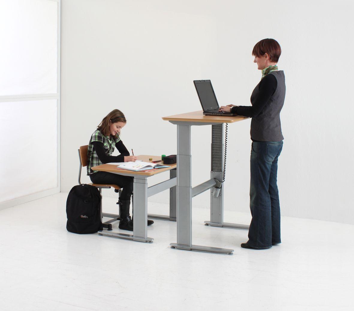 Стоячий столик. Офисный стол стоячий. Стоячие столы для офиса. Компьютерный стол стоячий. Стол с изменяемой высотой.
