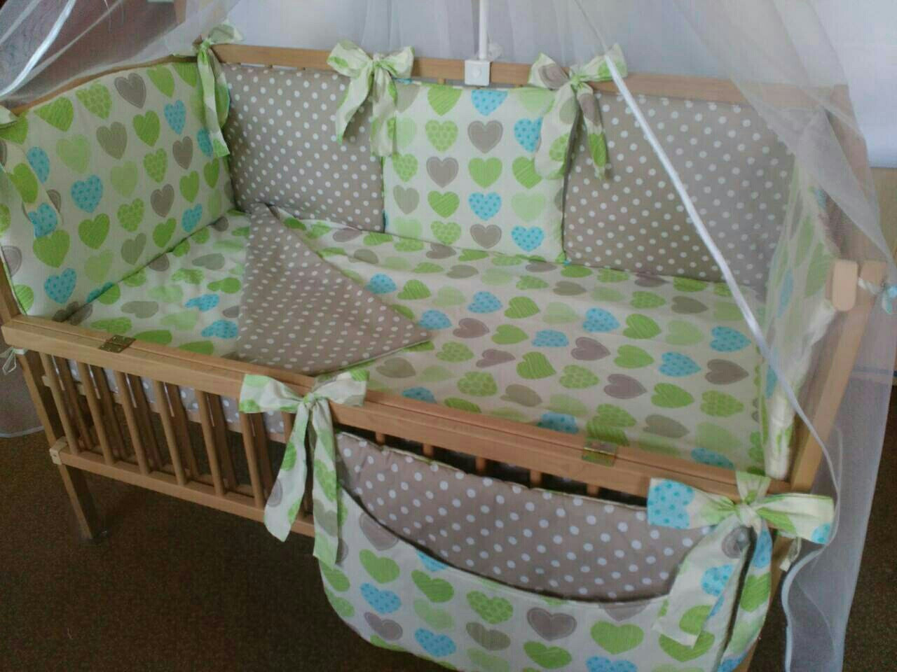 Набор постельного белья в детскую кроватку из 7 предметов Сердца зелен