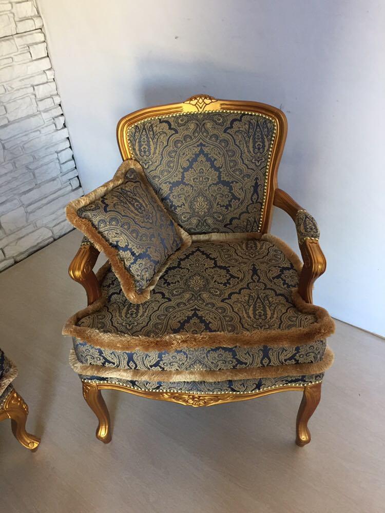 Классическое мягкое кресло с подлокотниками барокко