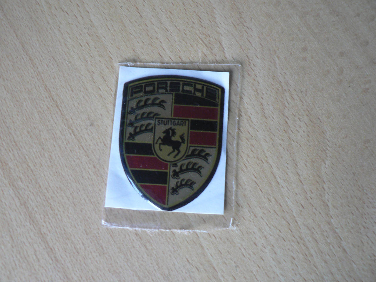 

Наклейка s вставка в эмблему Porsche Stuttgart 42х57х1,3мм силиконовая Уценка срезано эмблема на авто Порше