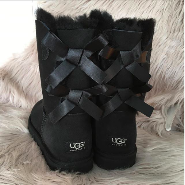 

Черные женские высокие ботинки UGG Bailey Bow II с бантом сзади бантиком сделаны из замши и овчины угги, Черный