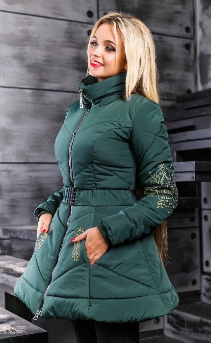 Зимова куртка зеленого кольору з вишивкою