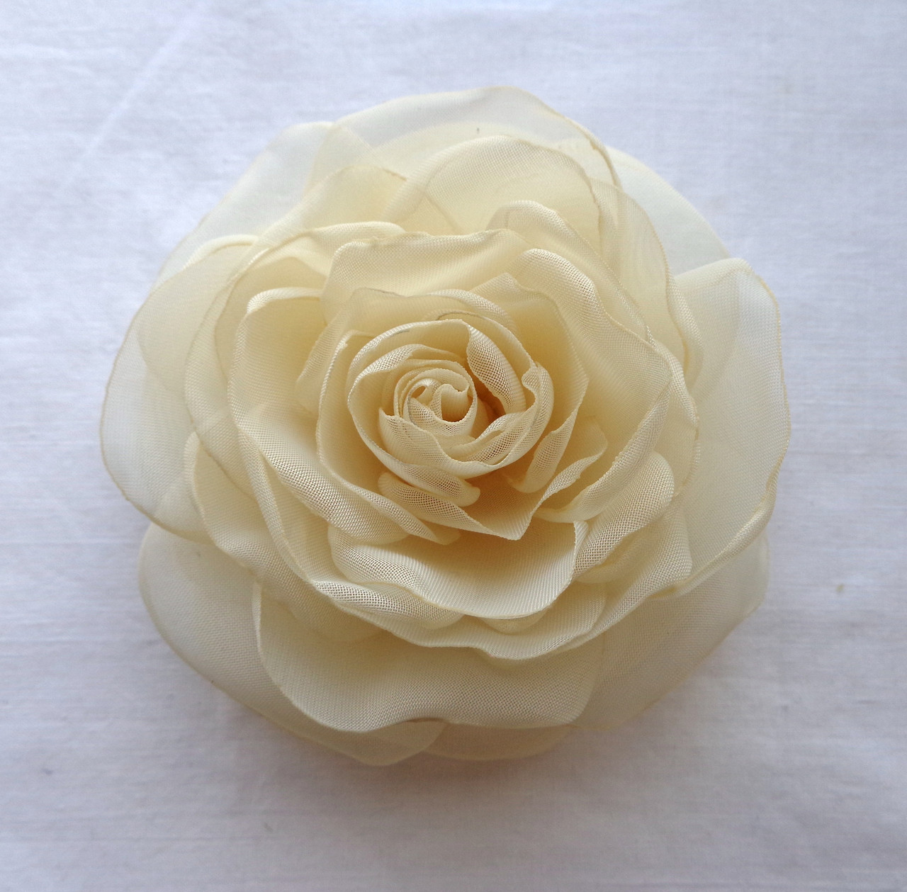 Брошка квітка з тканини ручної роботи "Троянда Айворі" -купити-в інтернет-магазині AnnaRose