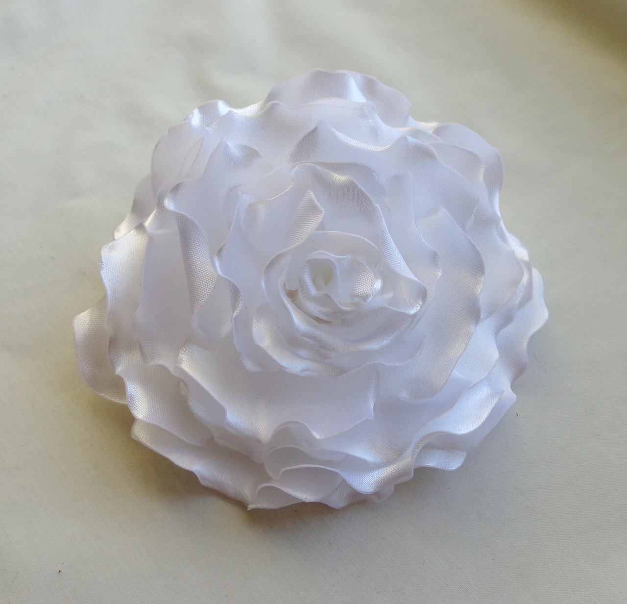 Брошь цветок из ткани ручной работы "Гвоздика белая"-купить-в интернет-магазине AnnaRose