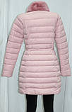 Куртка женская удлиненная зимняя, меховой воротник стойка, розовая, с брошью, фото 3