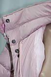 Куртка женская удлиненная зимняя, меховой воротник стойка, розовая, с брошью, фото 9