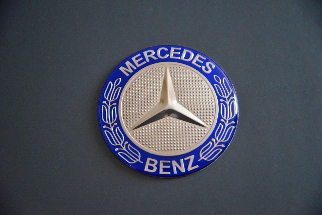 Эмблема логотип Mercedes Мерседес 74 мм на капот багажник голубойНет в наличии