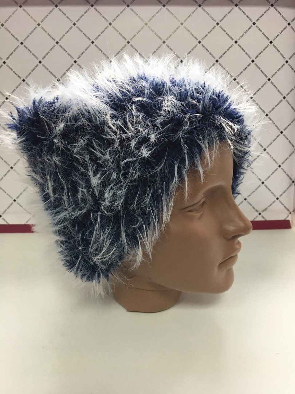 Жіноча шапка вязана зимова темно-синя