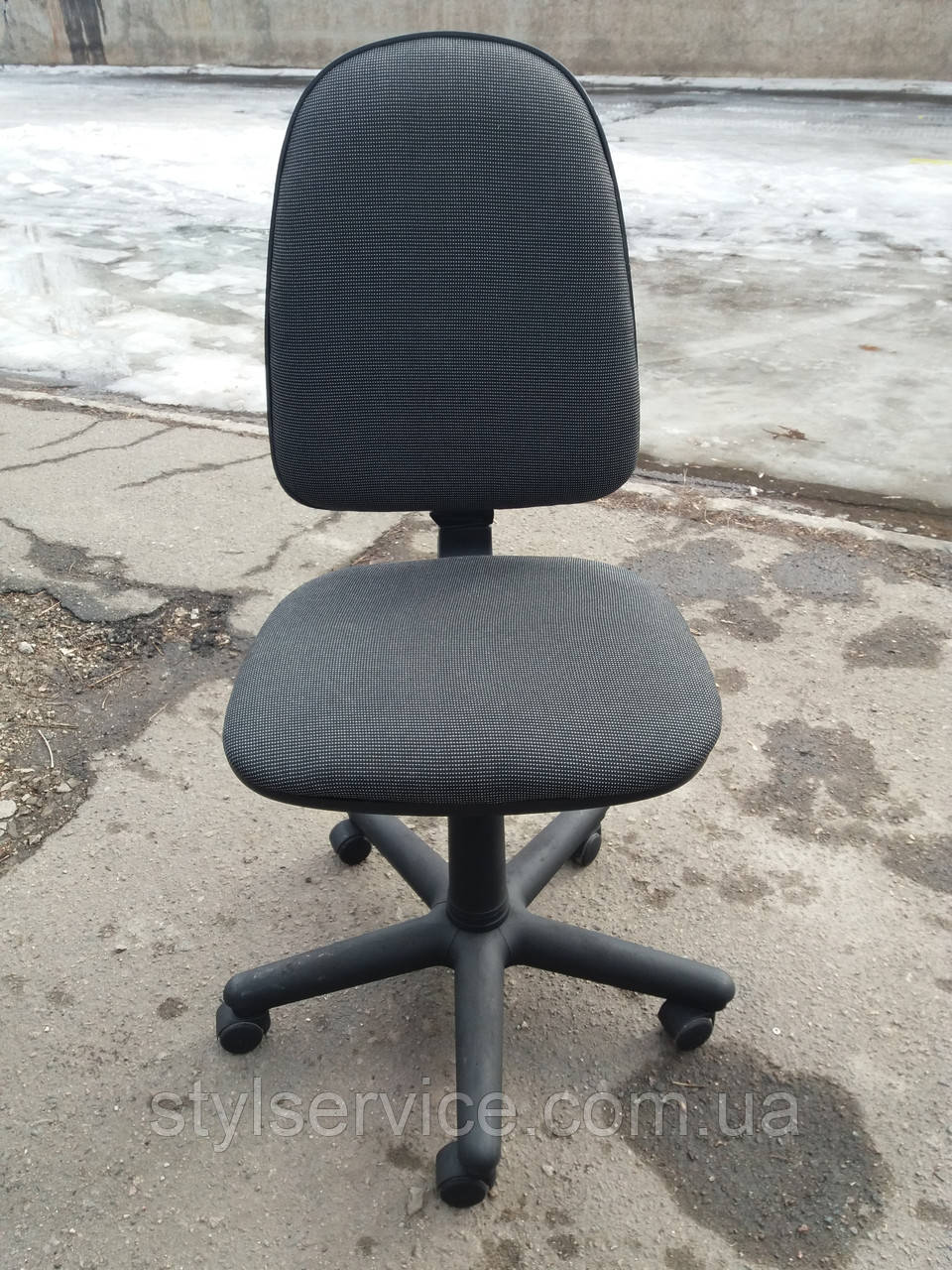 Бежевые кресла в офис