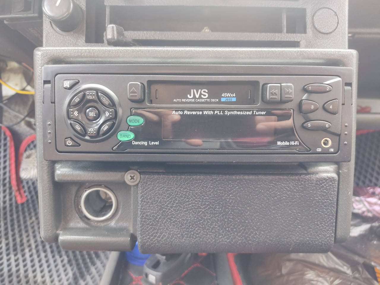 

Магнитола в автомобиль с AUX, а также AM-FM приемник, кассетный магнитофон. JVS