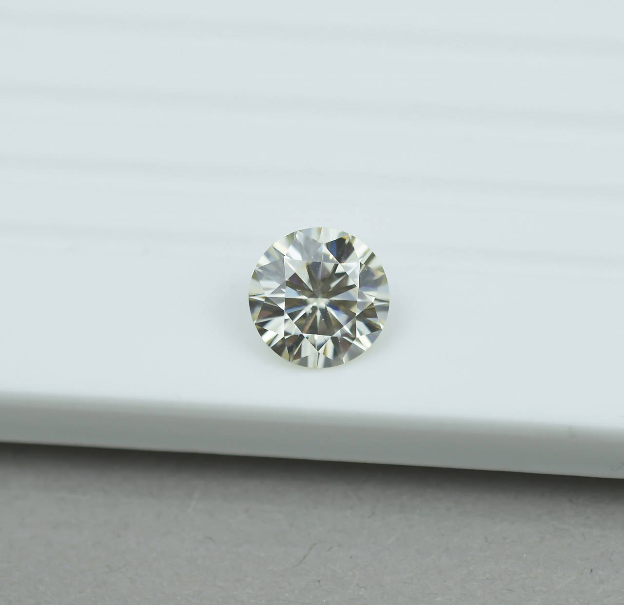 

Moissanite Муассанит 2.1 ct. 8.6х8.58х4.97мм